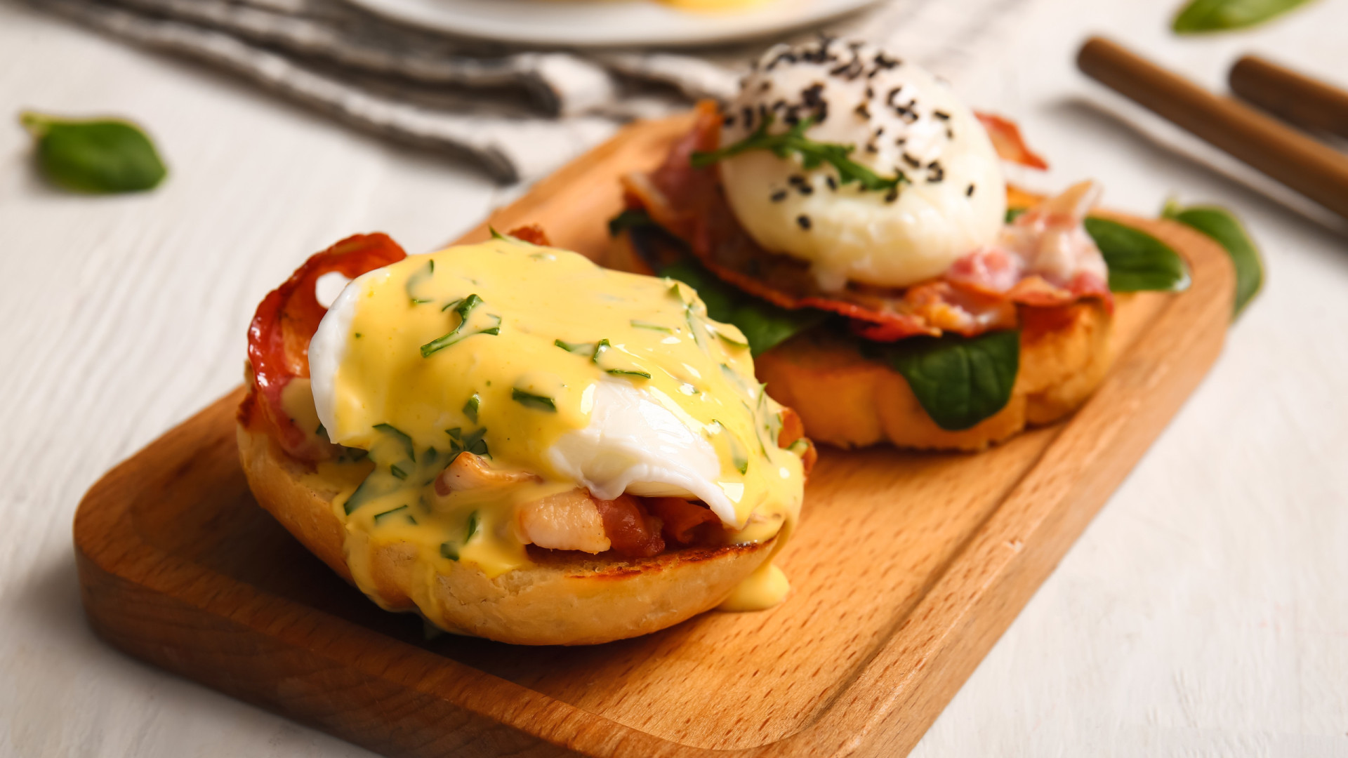 Gosta de ovos benedict? Tem de fazer esta versão com bacon e tomate