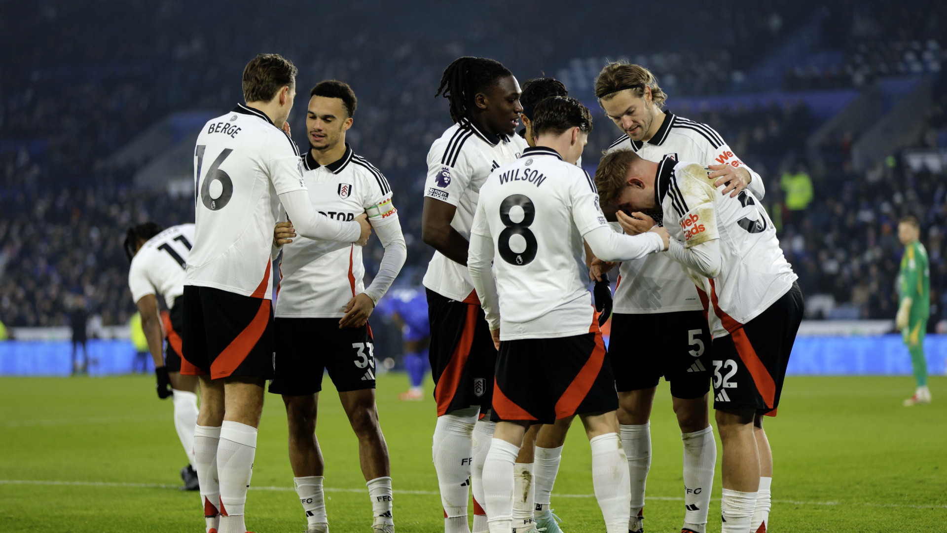 Marco Silva sorri e regressa às vitórias. Liverpool vence ao cair do pano