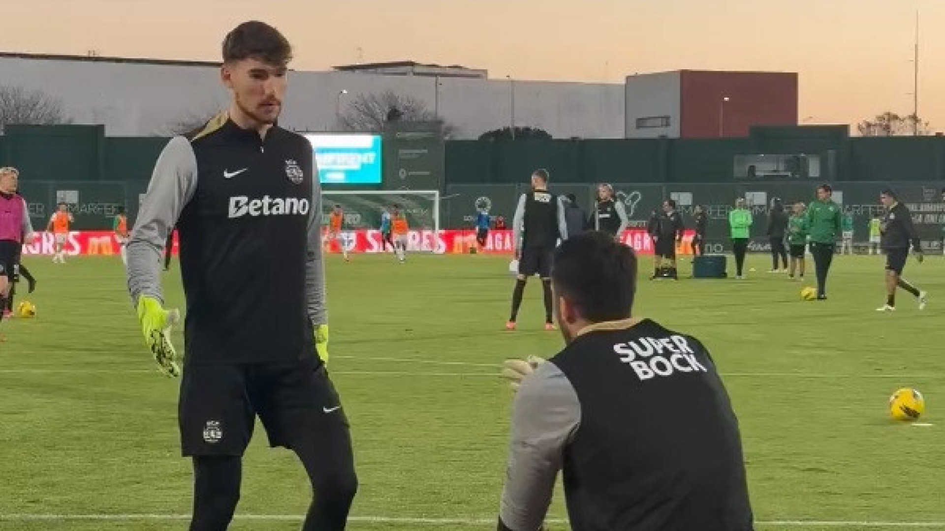 O gesto de Israel e Kovacevic na estreia de Rui Silva pelo Sporting