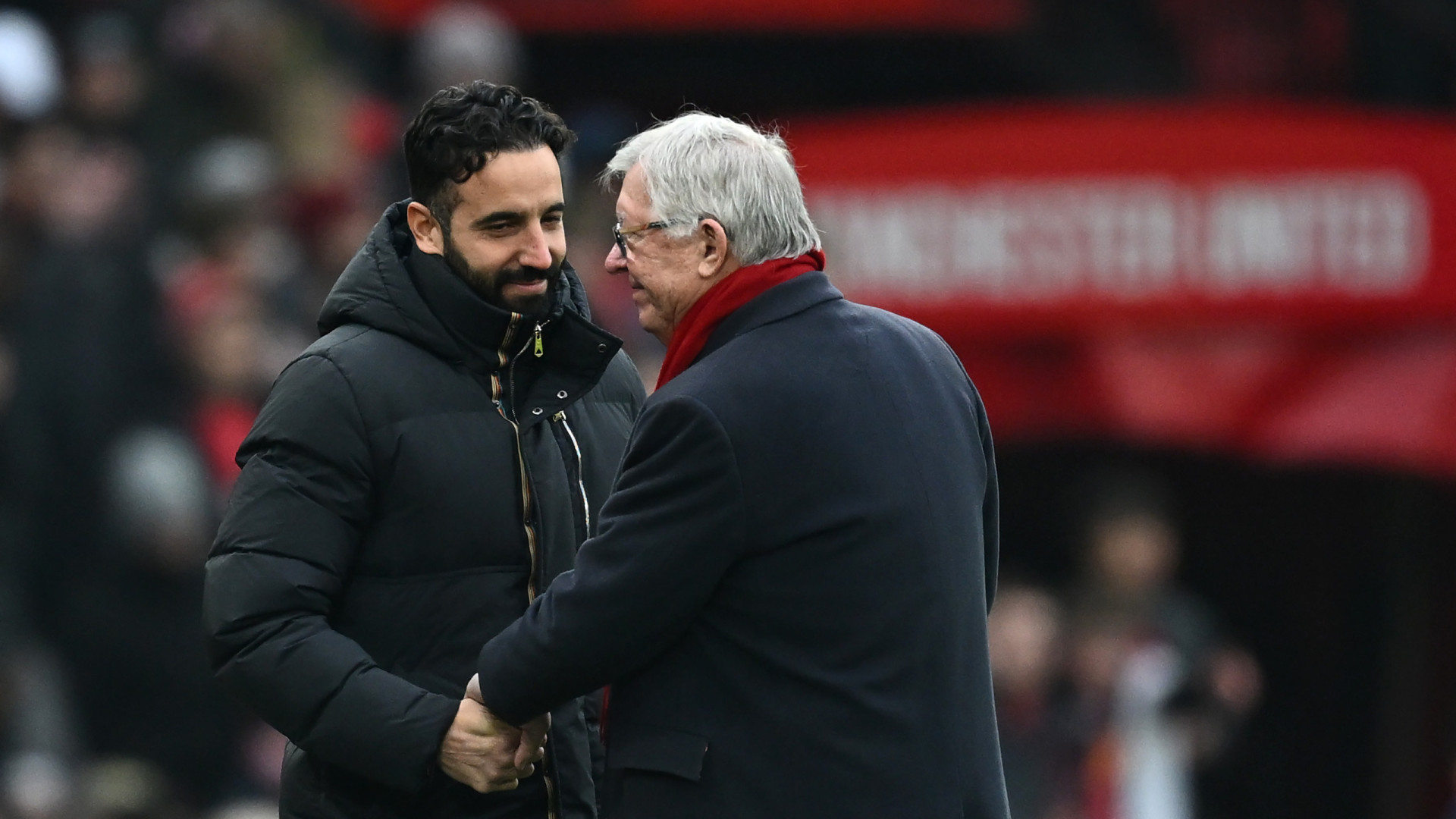 Ruben Amorim e Alex Ferguson em conversa animada antes do United-Brighton