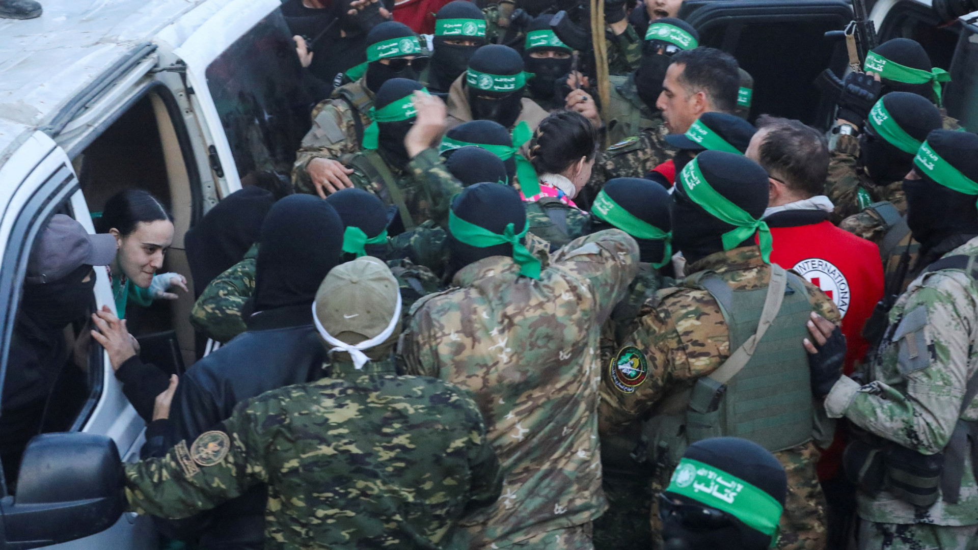 Três reféns israelitas libertadas após cessar-fogo. As primeiras imagens