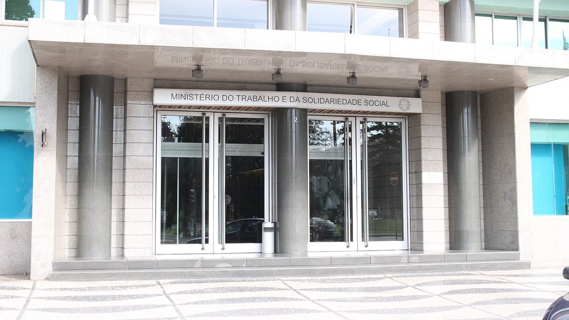 
                    Trabalhadores em 'lay-off' simplificado com 2/3 do salário em vez de 100%
                