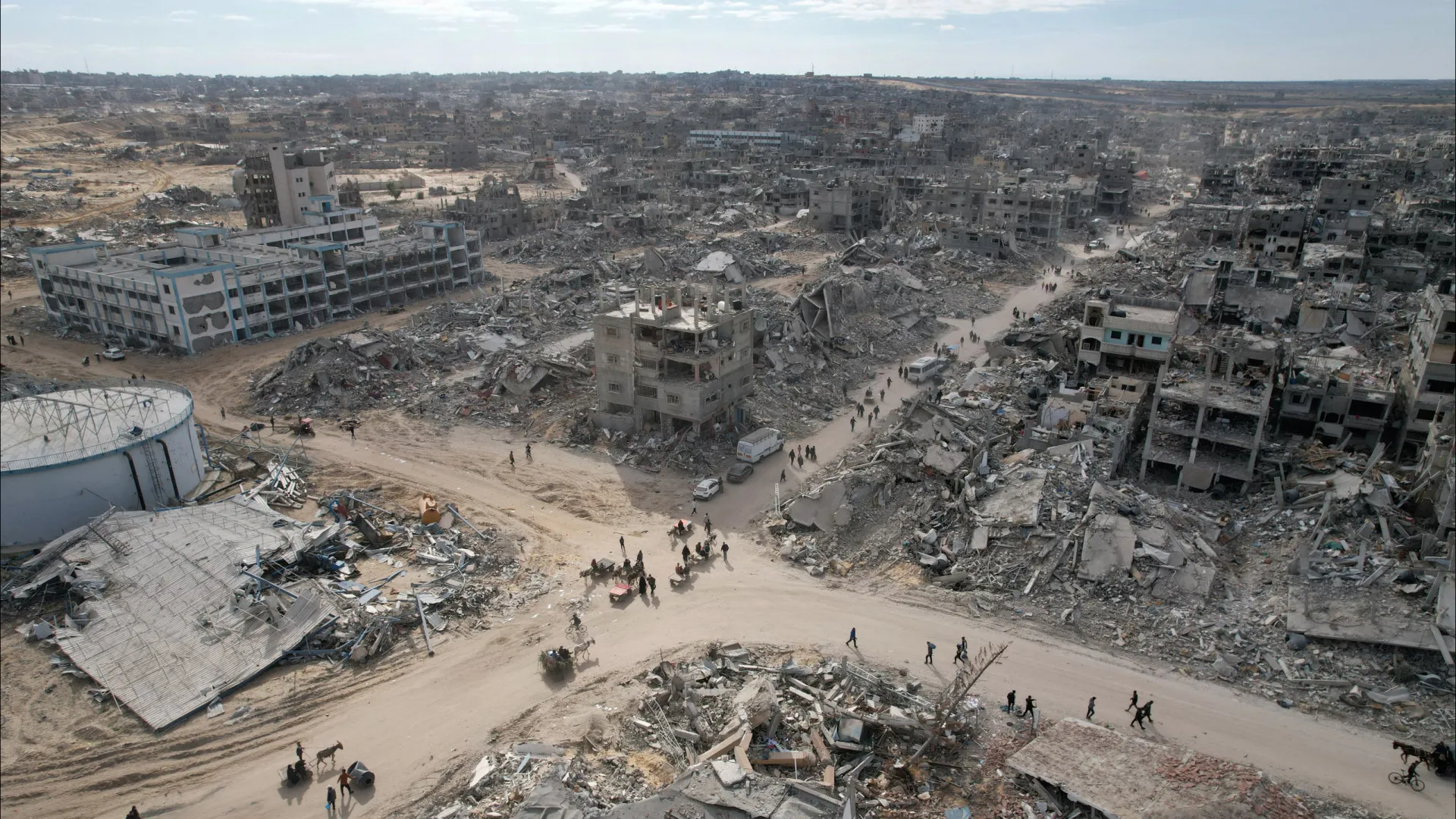 
                    Hamas procura os restos do último refém num bairro da cidade de Gaza
                