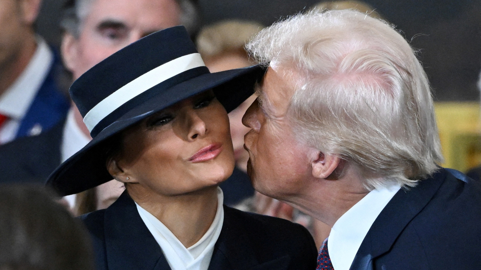 Tentativa de beijo de Trump a Melania torna-se viral. Veja o vídeo