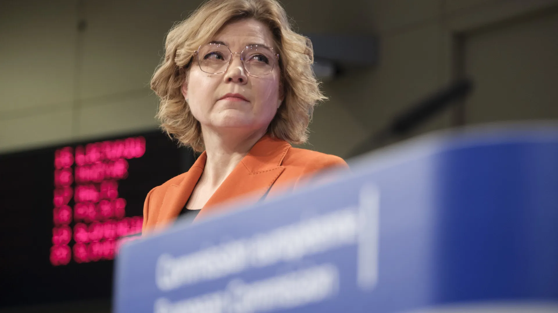 
                    Comissão Europeia condena participação da Rússia na Bienal de Arte de Veneza
                