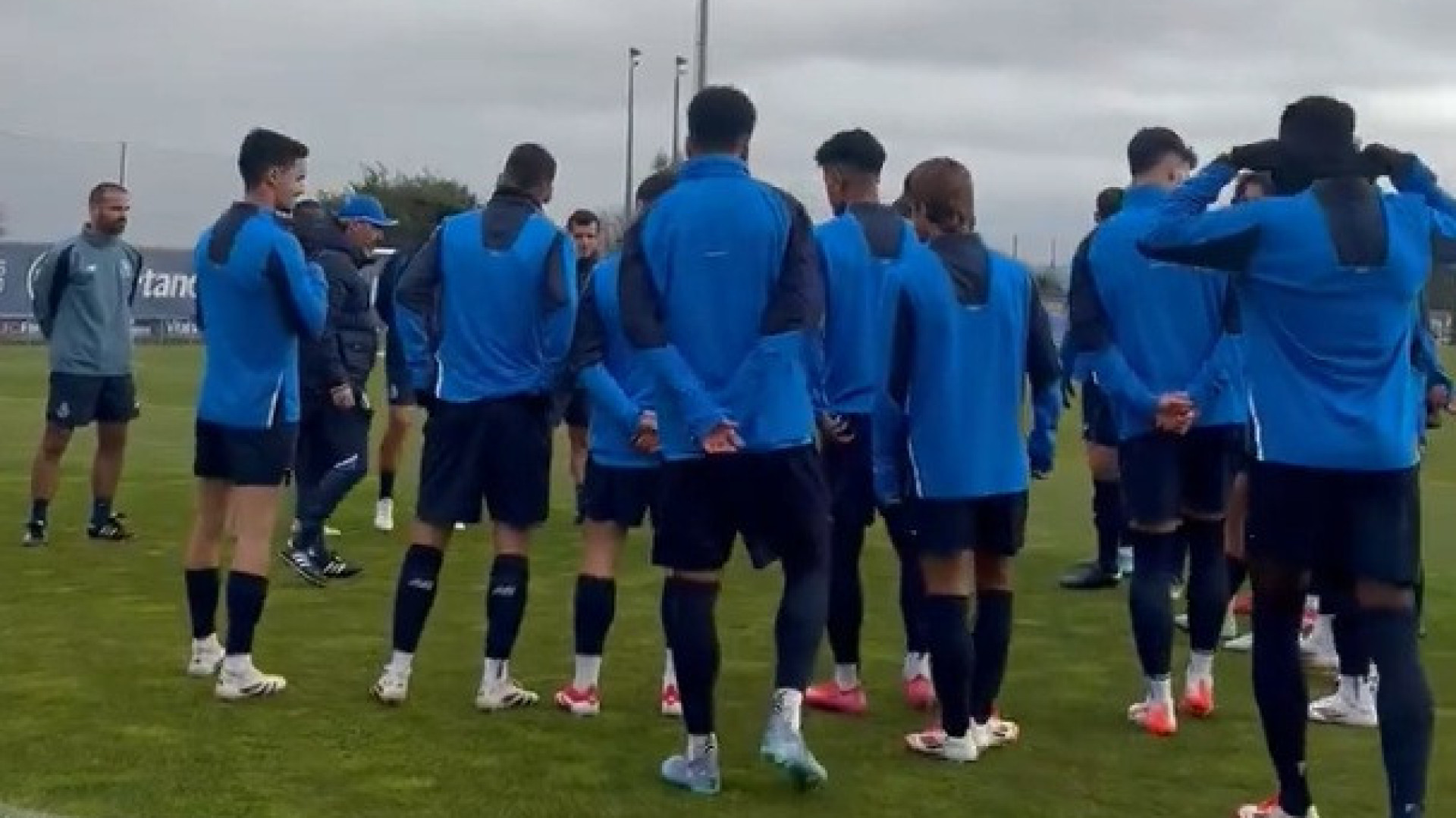 O pormenor na roda do FC Porto antes de mais um treino no Olival