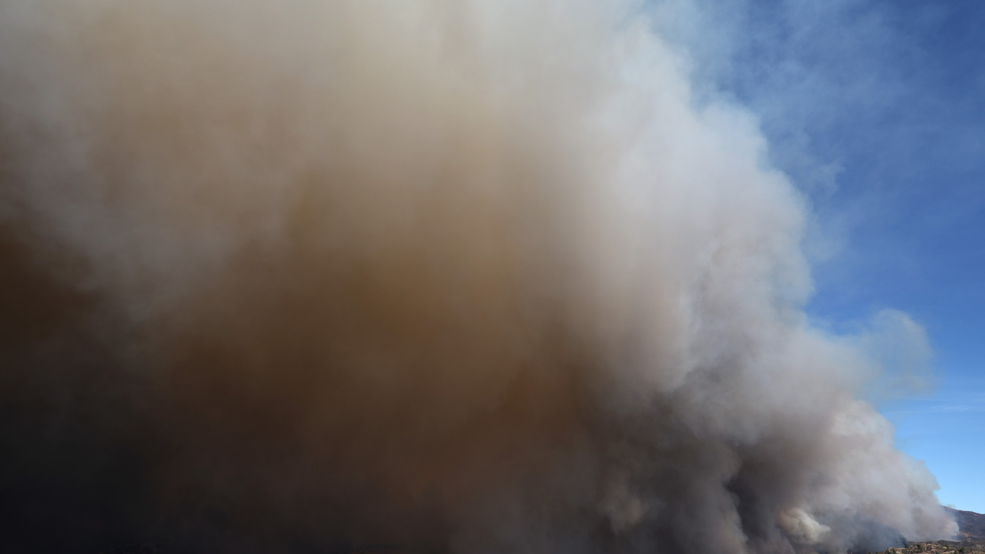 Novo incêndio deflagra a norte de Los Angeles e obriga a evacuações