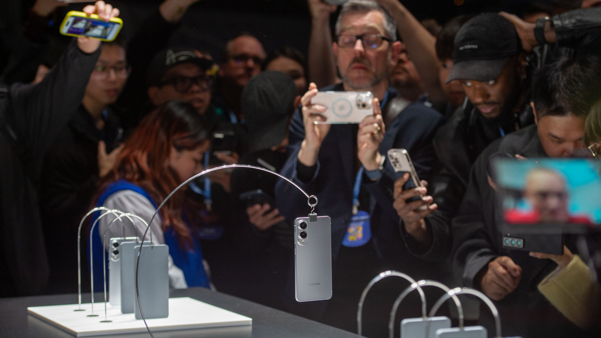 Samsung planeia lançar novo telemóvel (ultrafino) em abril
