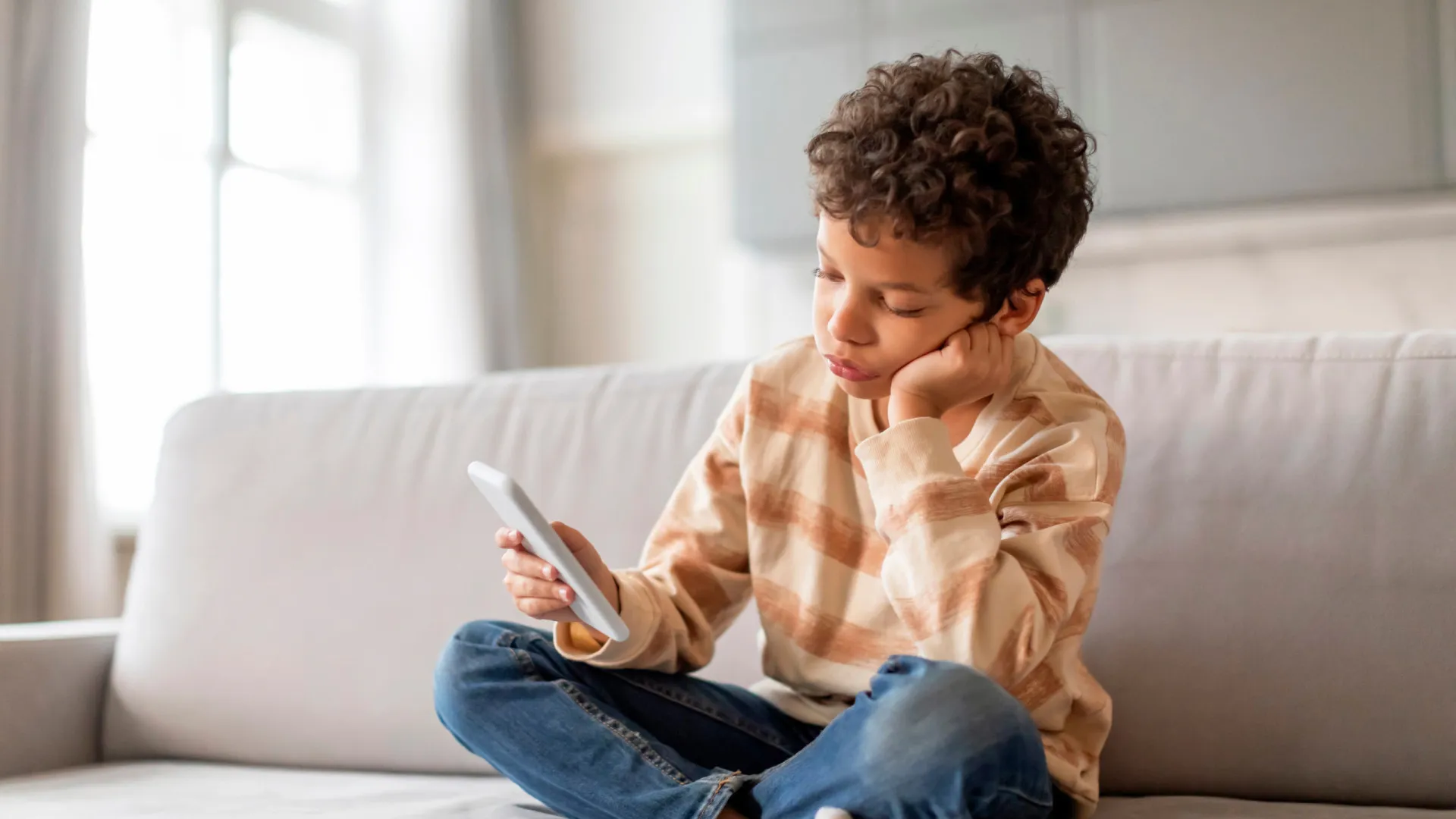 
                    Exposição precoce a ecrãs ligada a alterações cerebrais na adolescência
                