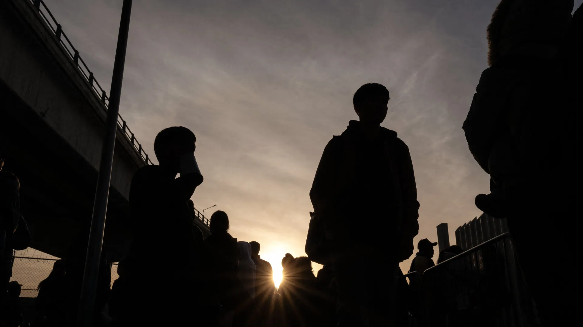 
                    Grécia adota penas de 10 anos para ativistas que facilitem entradas
                