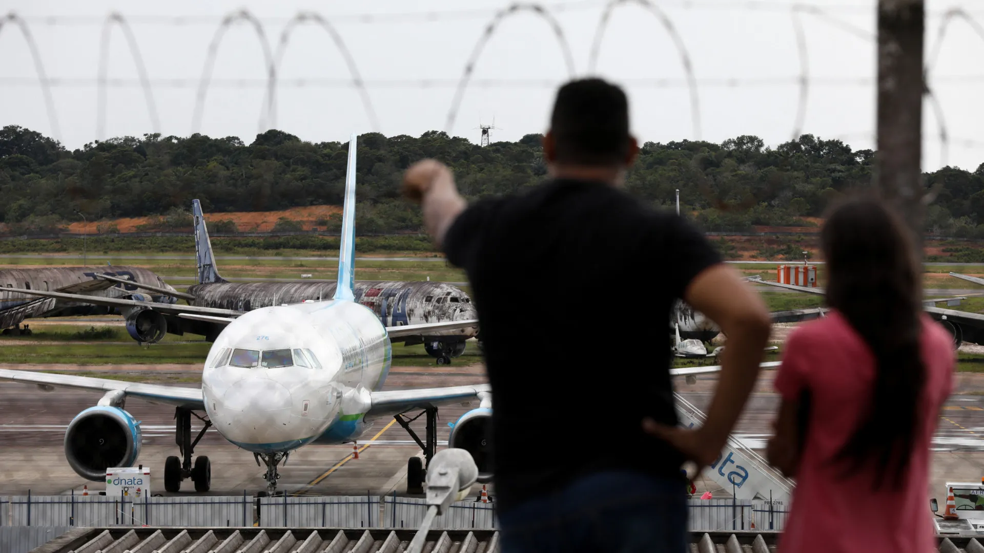 Brasileiros deportados dos EUA chegam ao Brasil algemados