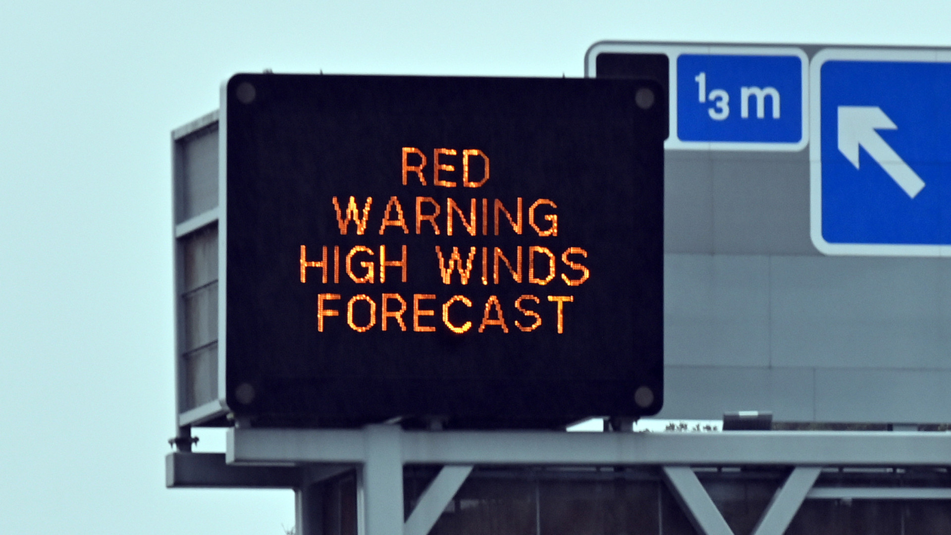 Jovem de 19 anos morre após árvore cair sobre carro na Escócia