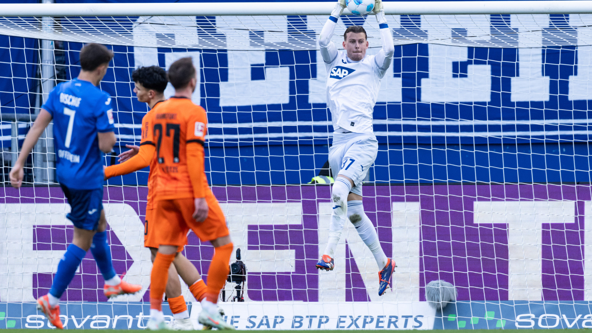 Eintracht empata com Hoffenheim e falha aproximação ao segundo lugar