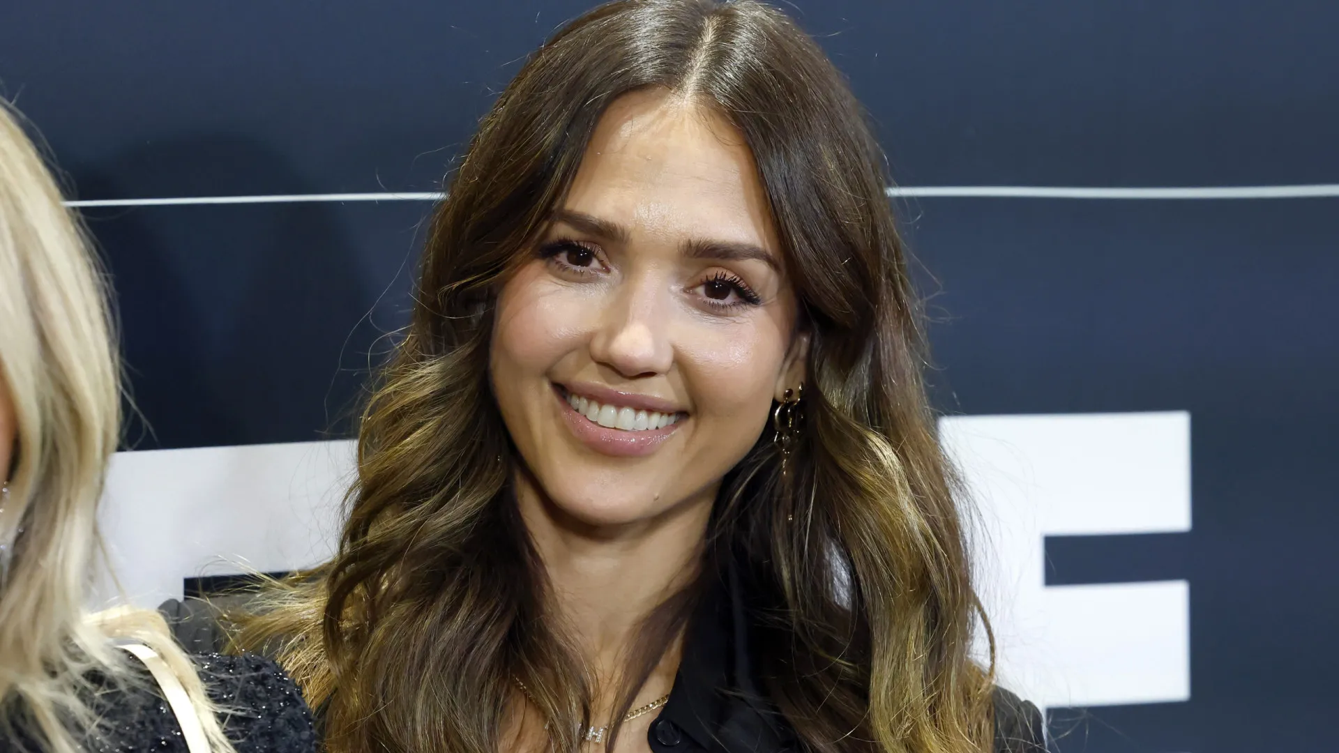 Em processo de divórcio, Jessica Alba fotografada sem aliança