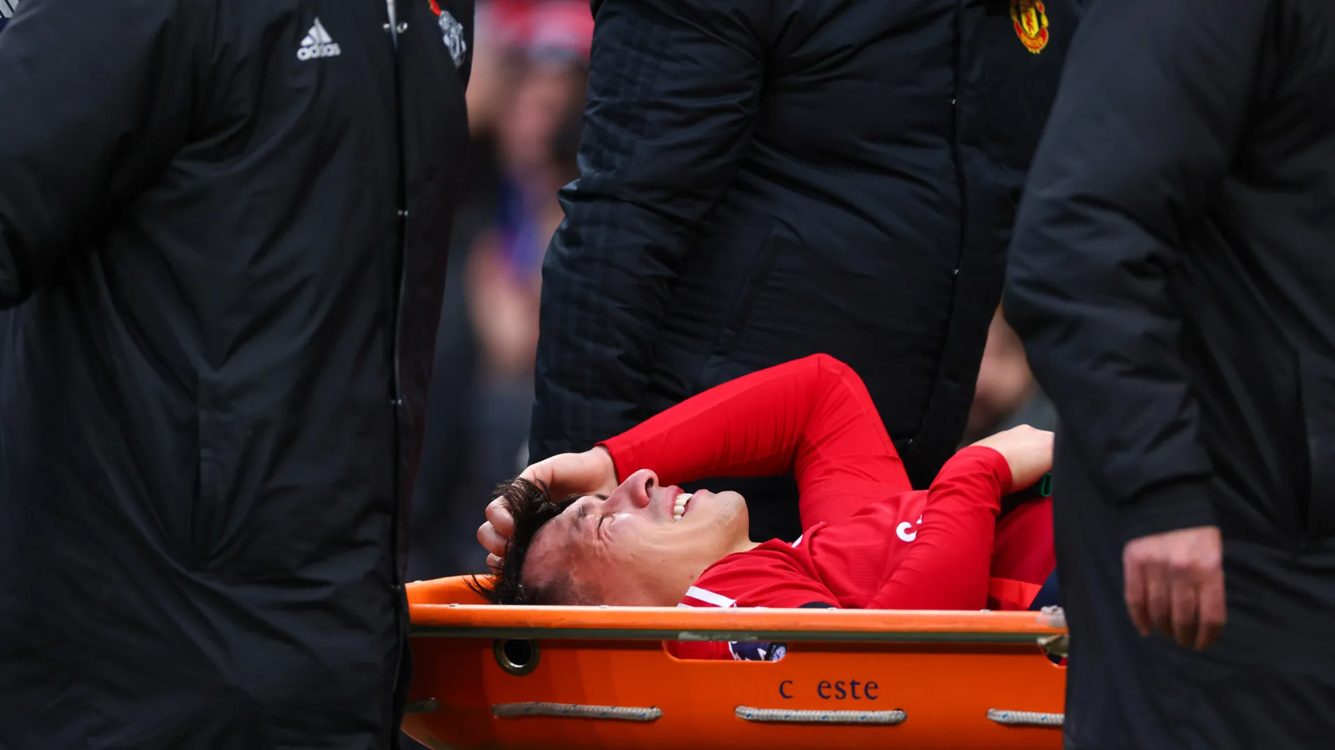 Dor de cabeça para Ruben Amorim. Craque do Manchester United saiu de maca