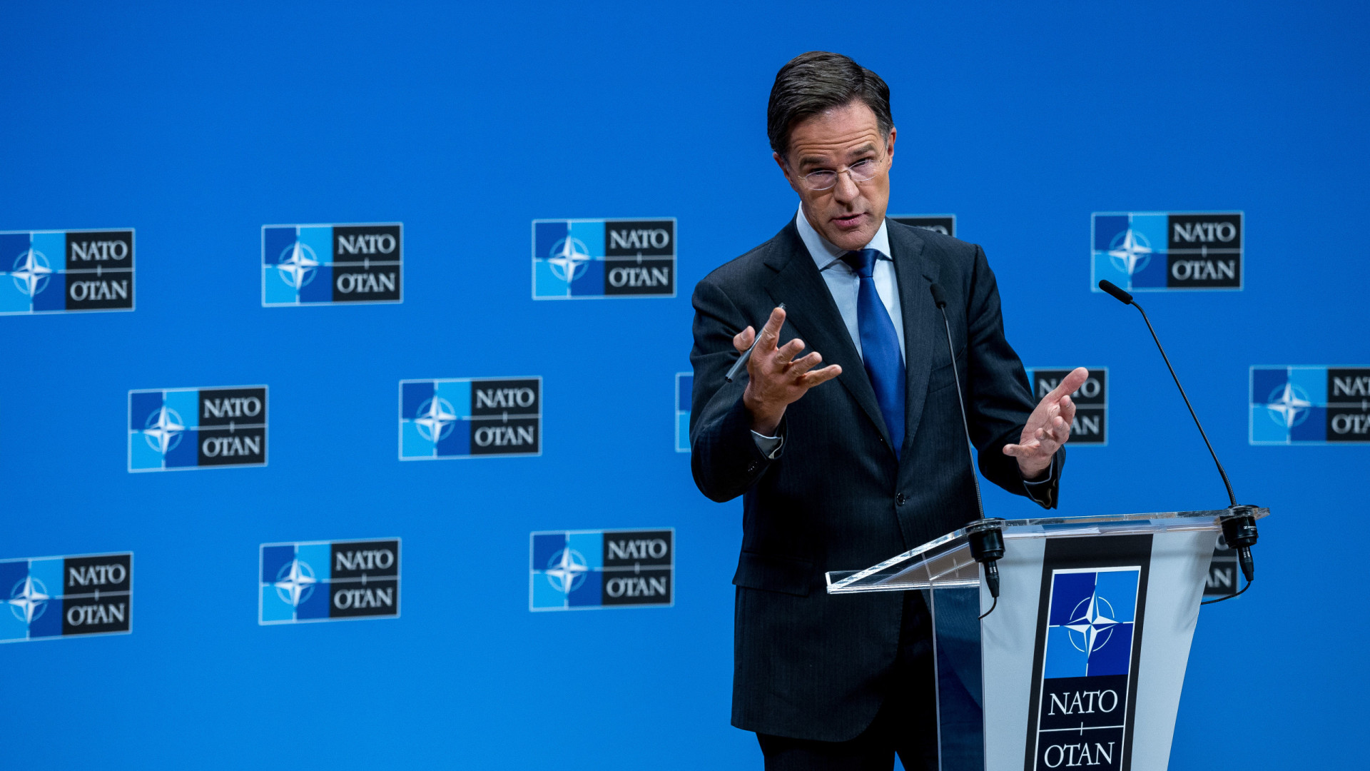 Entre acusações feitas por Trump, NATO tenta dar garantias a Zelensky