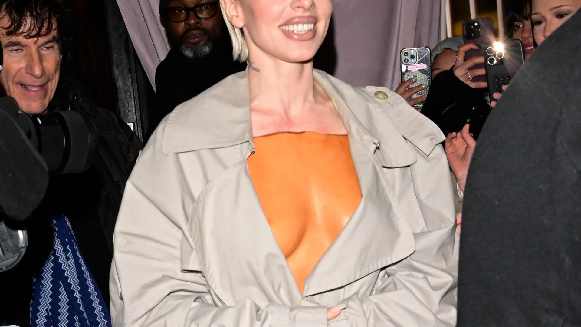 Imitação? 'Ex' de Kanye West, Julia Fox, mostra seios em evento