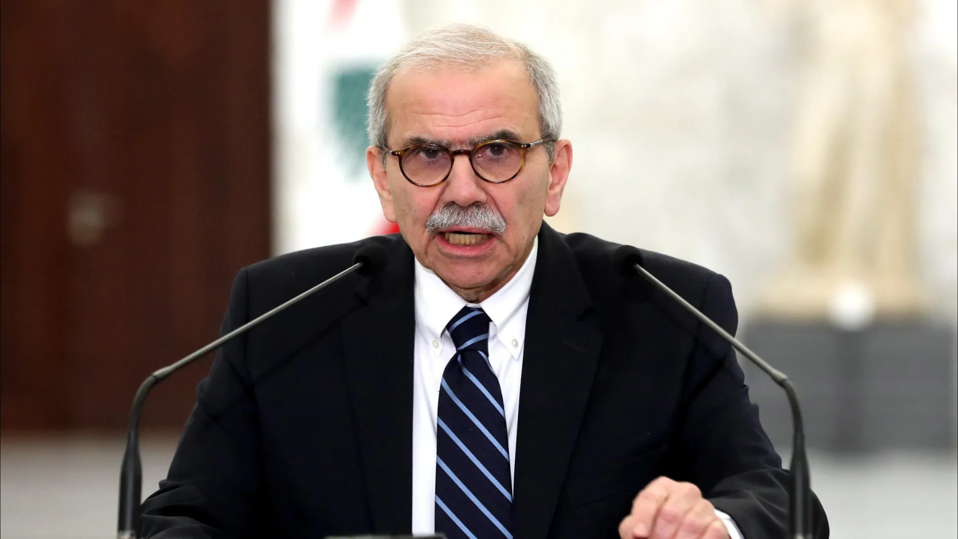 
                    PM libanês a trabalhar para conseguir a retirada israelita do território
                