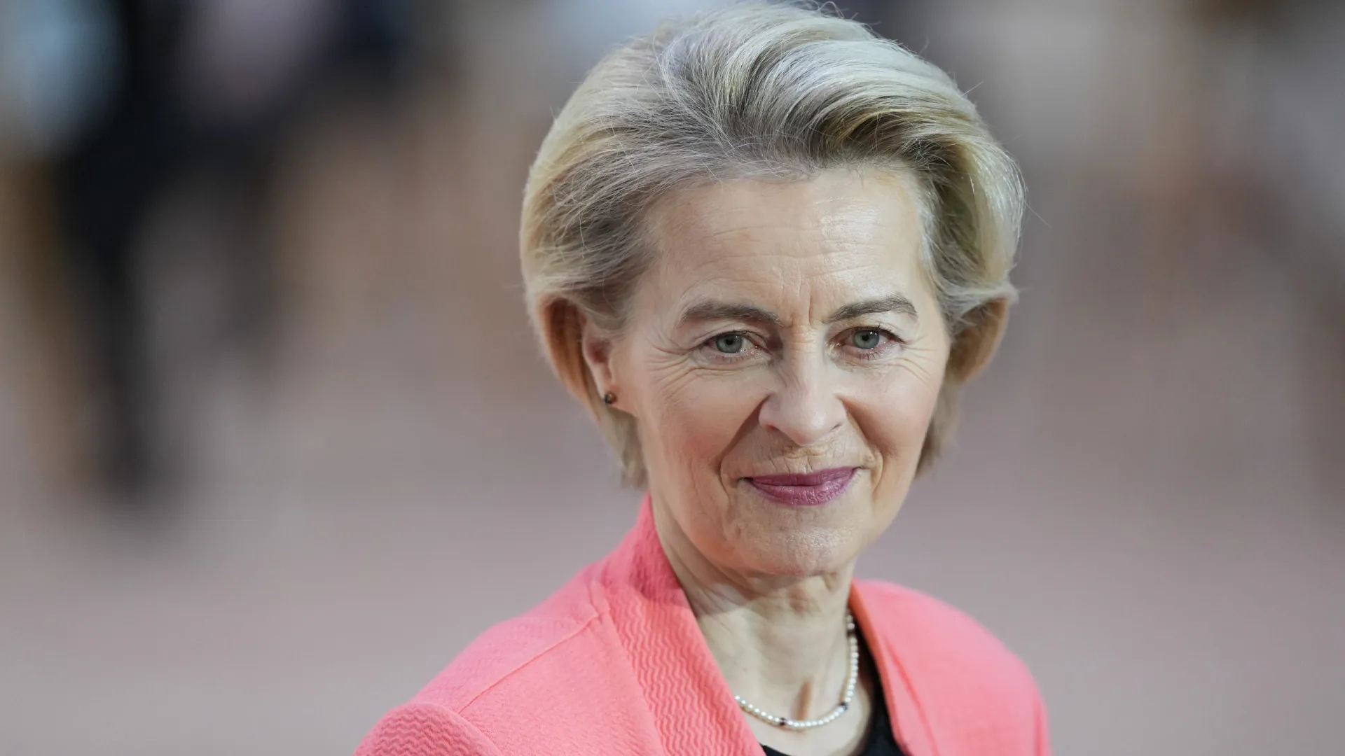
                    COP30: Von der Leyen defende que energias renováveis 