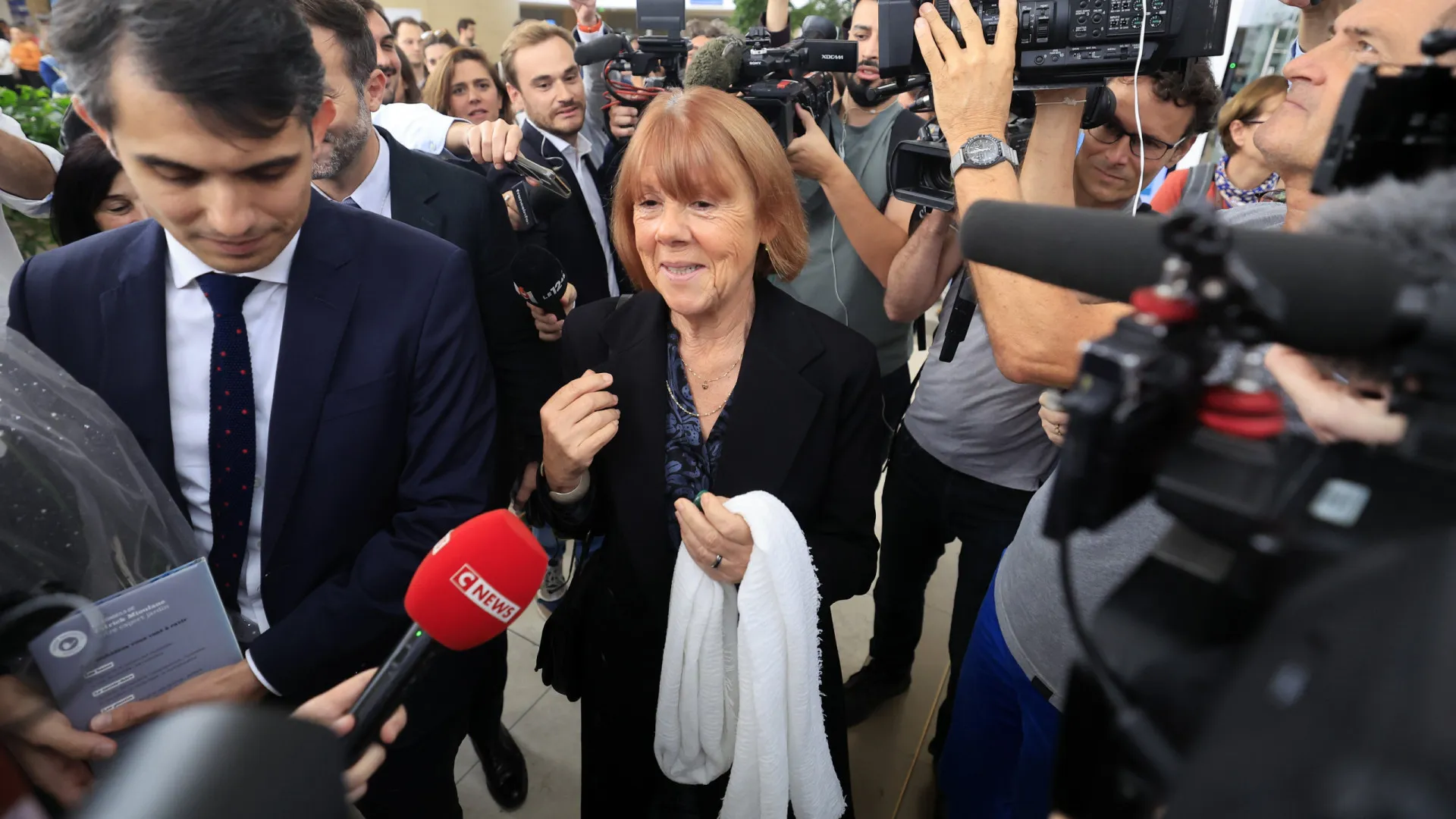 
                    MP francês investiga outras potenciais vítimas do ex-marido de Pelicot
                