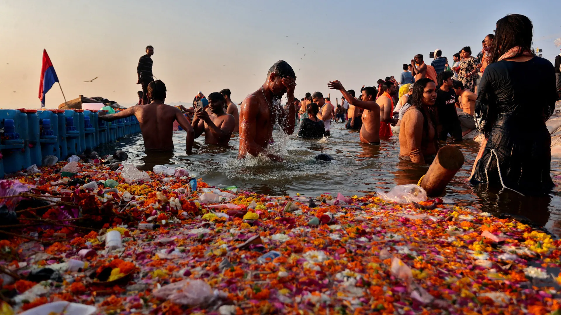 Milhões de hindus mergulham em rio sagrado na Índia durante o Kumbh Mela