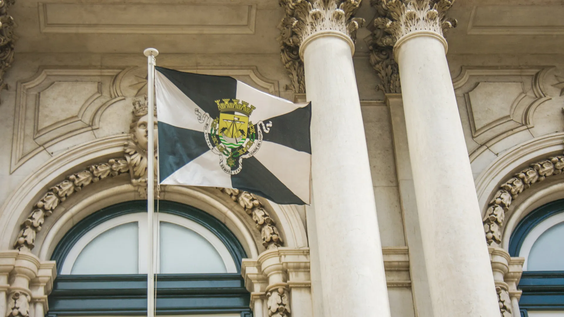 
                    Moradores entregam abaixo-assinado à Câmara contra venda do Pátio da Quintinha
                