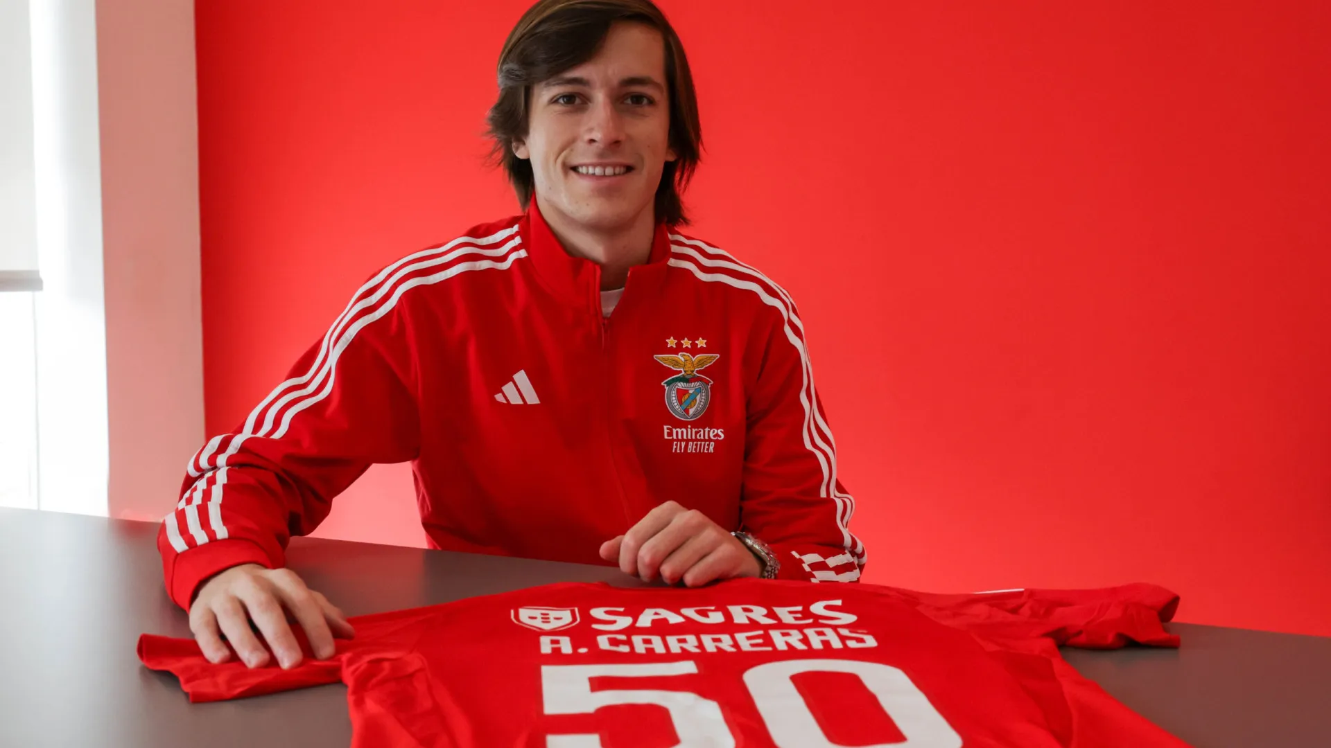 Álvaro Carreras alcançou marca redonda e recebeu esta prenda no Benfica