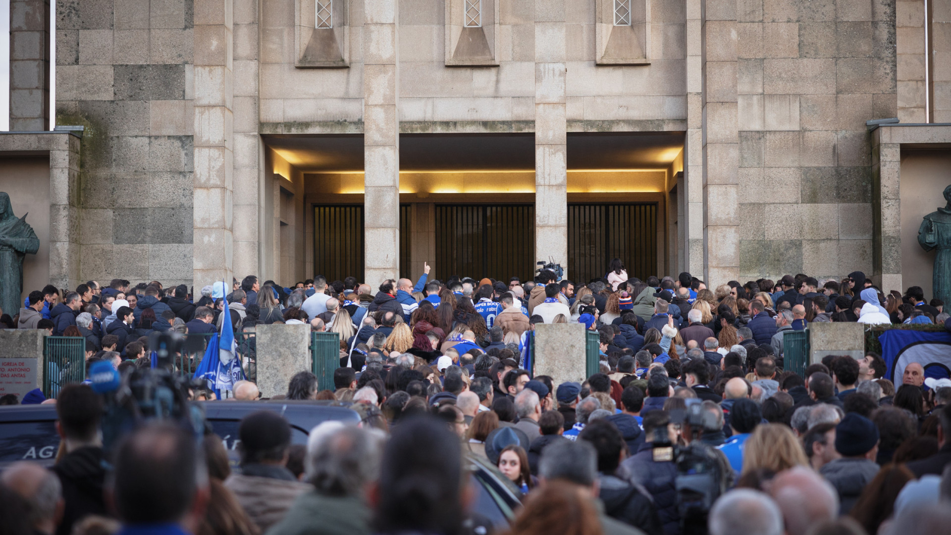 Pinto da Costa: Milhares às portas da Igreja das Antas antes do funeral