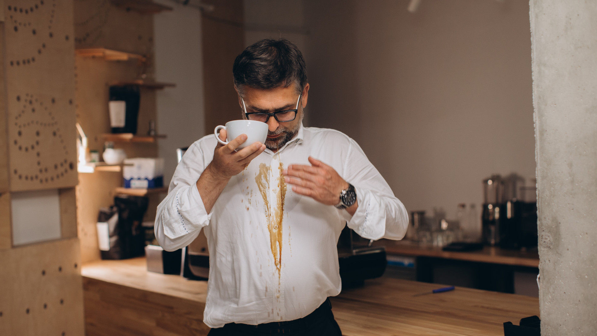 Não precisa de muito esforço para remover uma nódoa de café. Saiba mais
