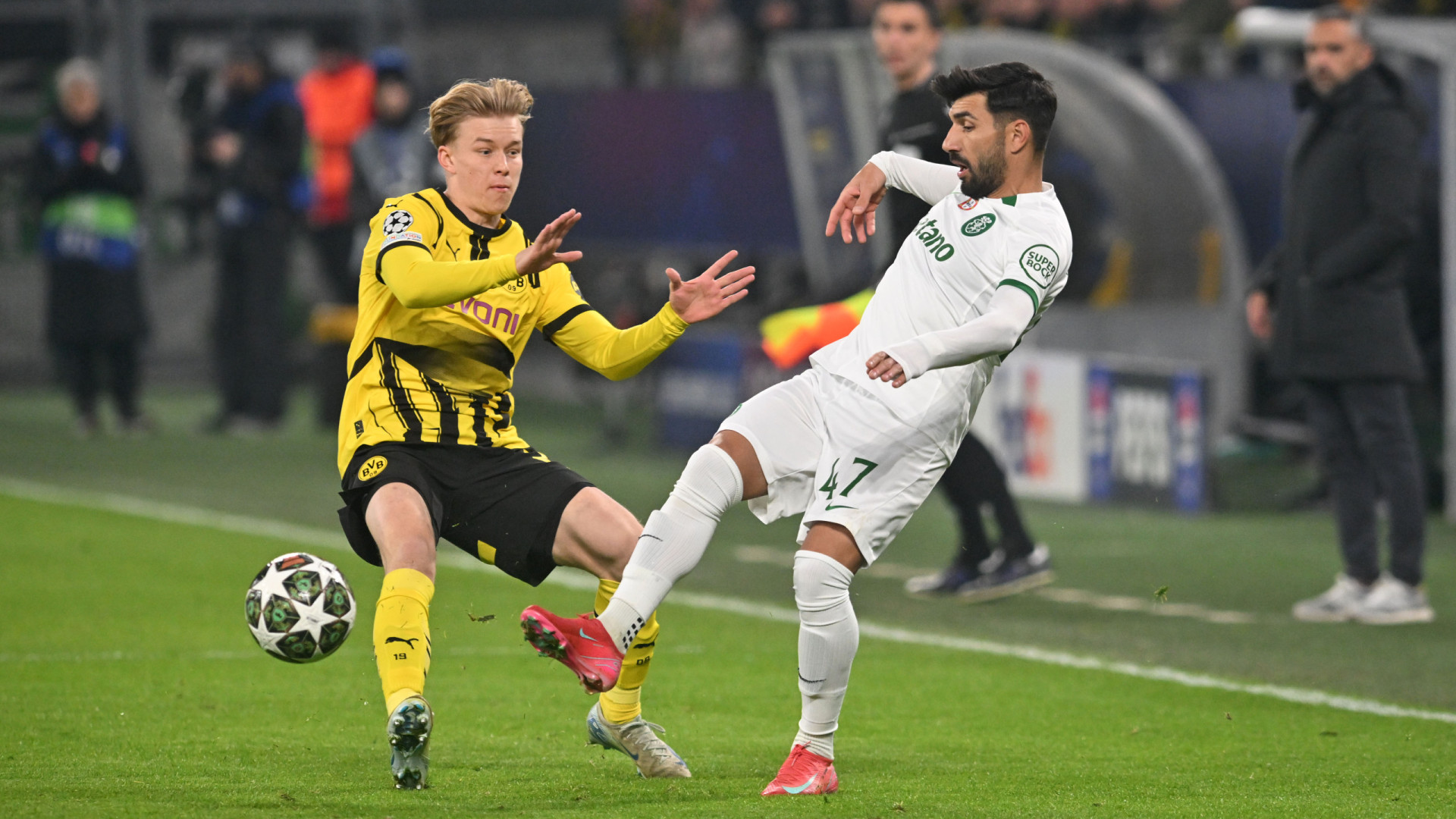 Borussia Dortmund exerce opção de compra do defesa sueco Daniel Svensson