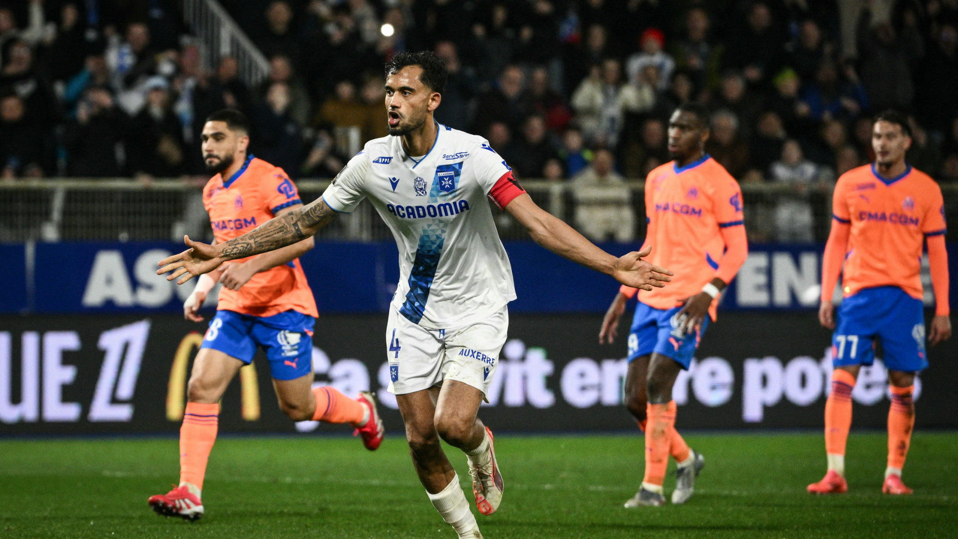 Marseille vacila em Auxerre na perseguição ao líder destacado PSG