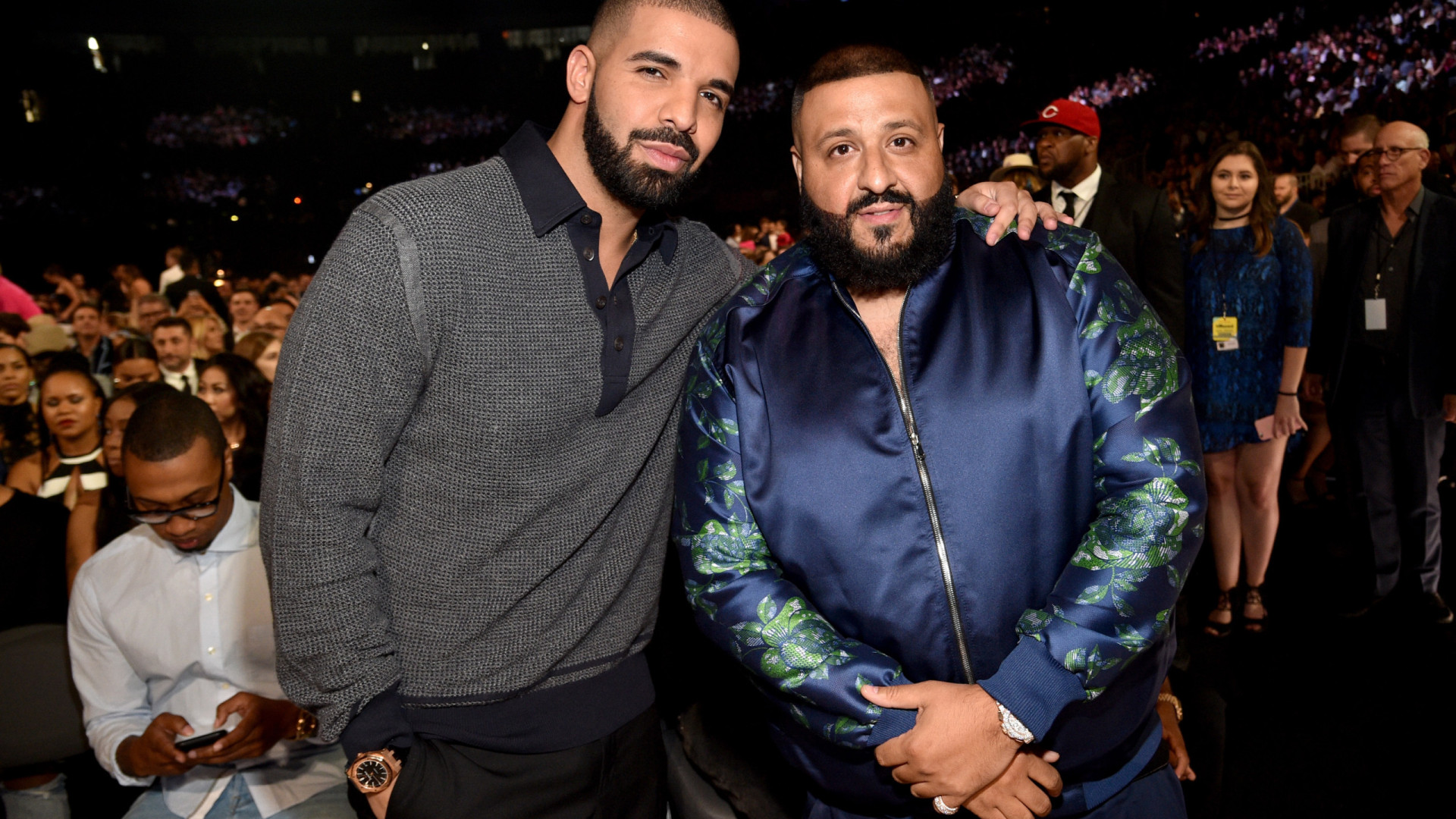 “Descansa em paz, Drake”. O caixão que DJ Khaled recebeu em casa