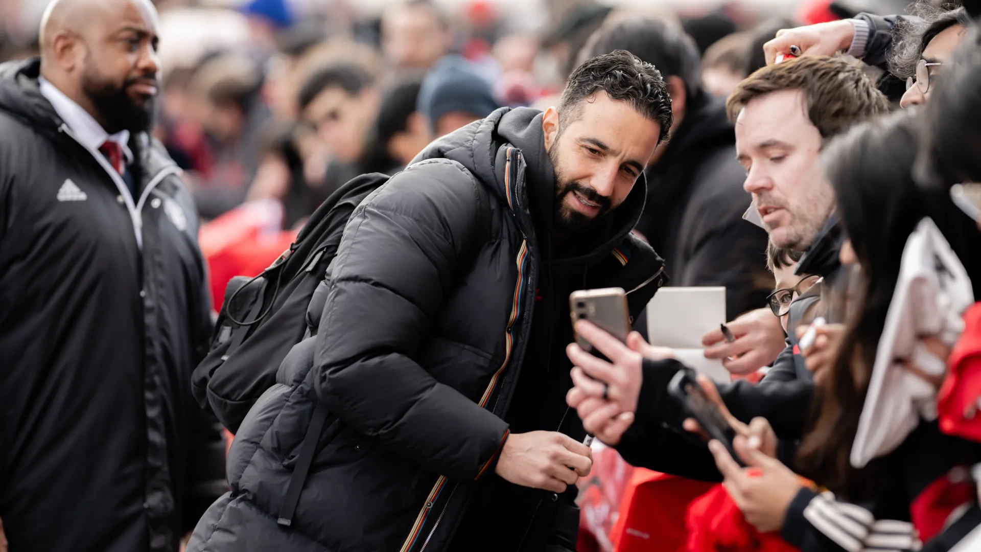 Contestação? Ruben Amorim muito acarinhado na chegada a Old Trafford