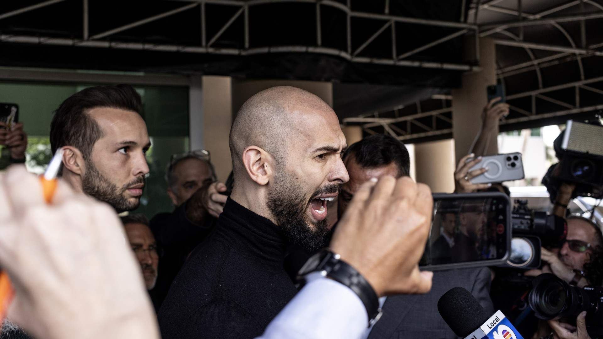 Andrew Tate e irmão já chegaram (mesmo) aos EUA. As imagens