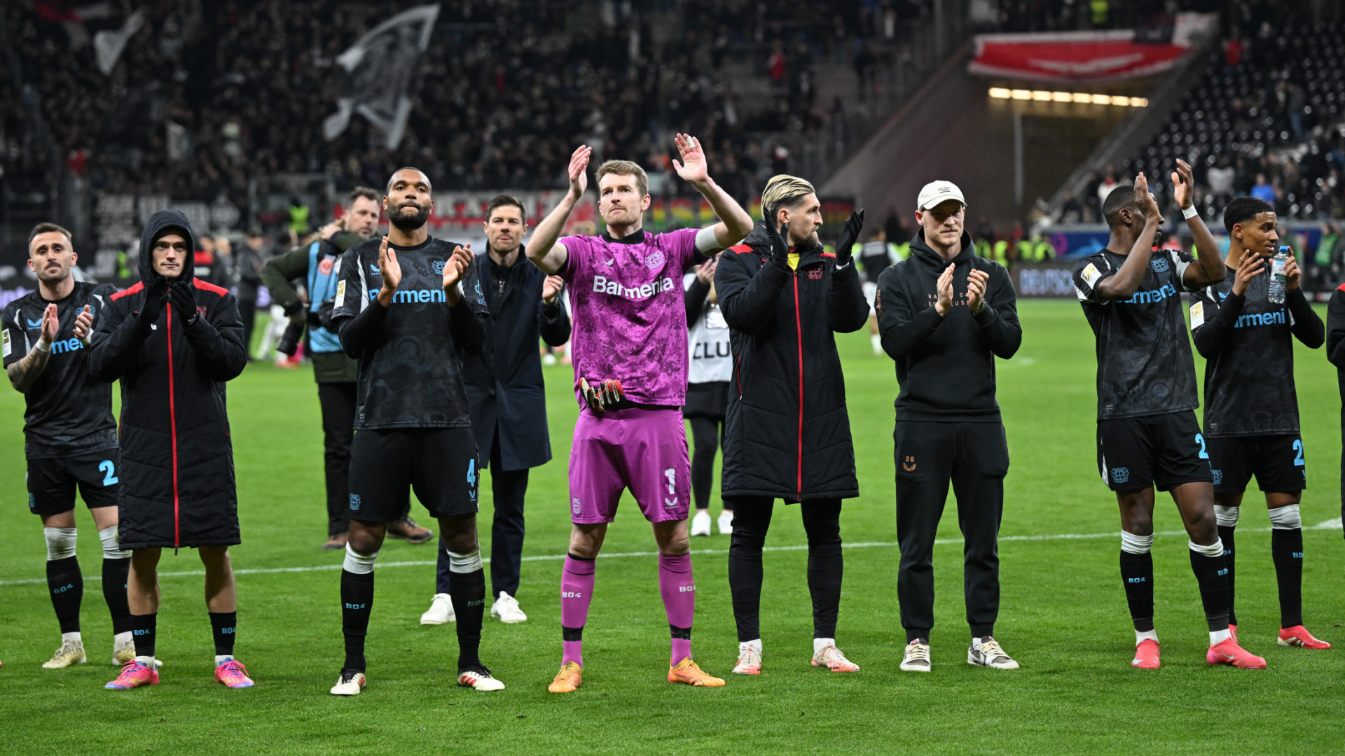 Leverkusen vence em Frankfurt e mantém oito pontos de atraso para o topo