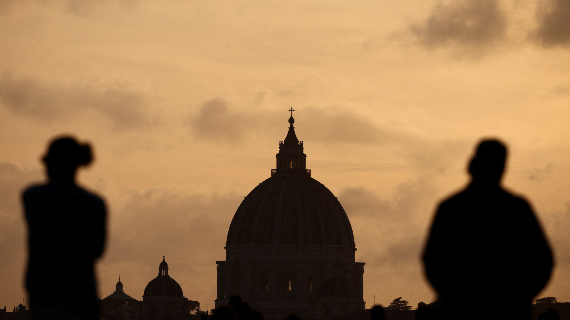 Vaticano entre a miséria estrutural em Roma e os mundos alternativos
