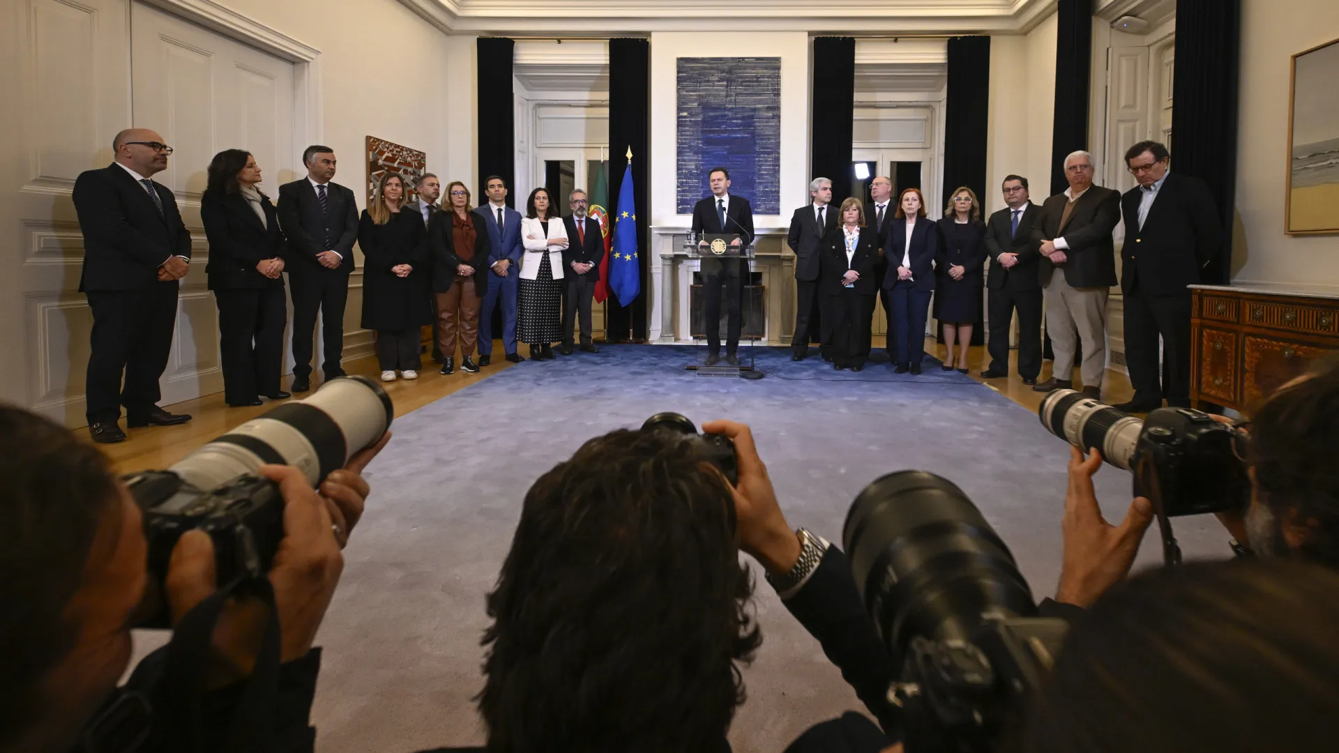 
                    Governo contrata maquilhagem e cabeleireiro para ministros por 11.000€
                