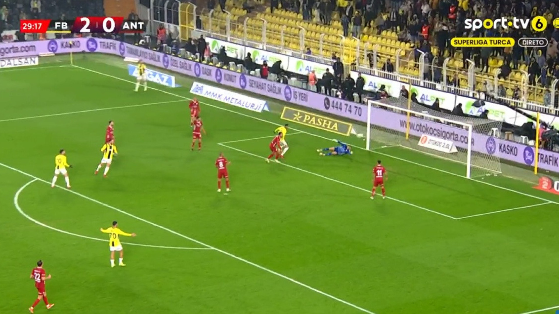 Guarda-redes fez o que não devia e En-Nesyri marcou para o Fenerbahçe
