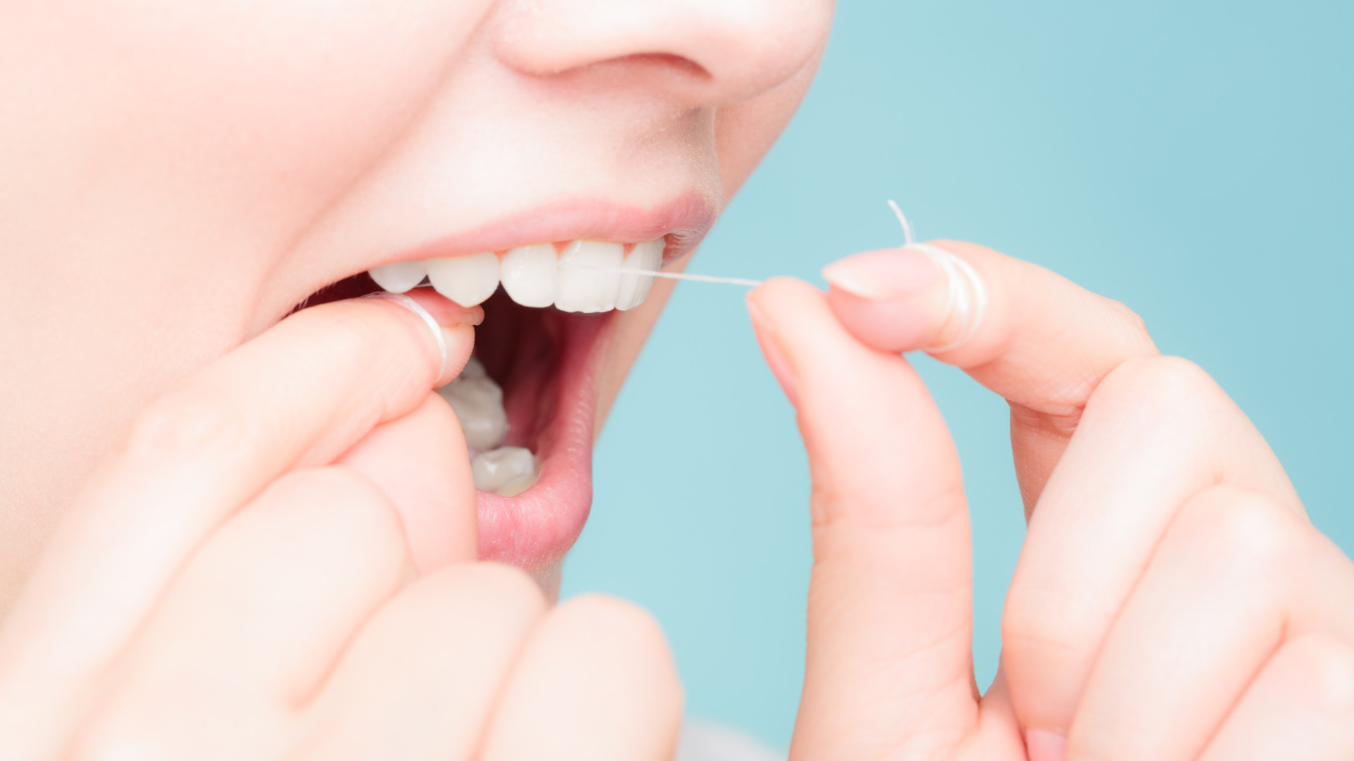 Dentista alerta para erro que pode cometer ao usar fio dentário