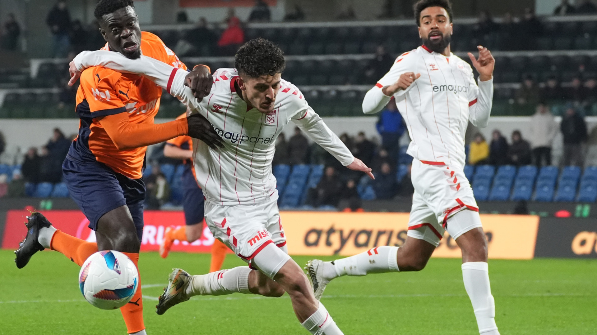 Basaksehir, com português a sair do banco, vence na receção ao Sivasspor