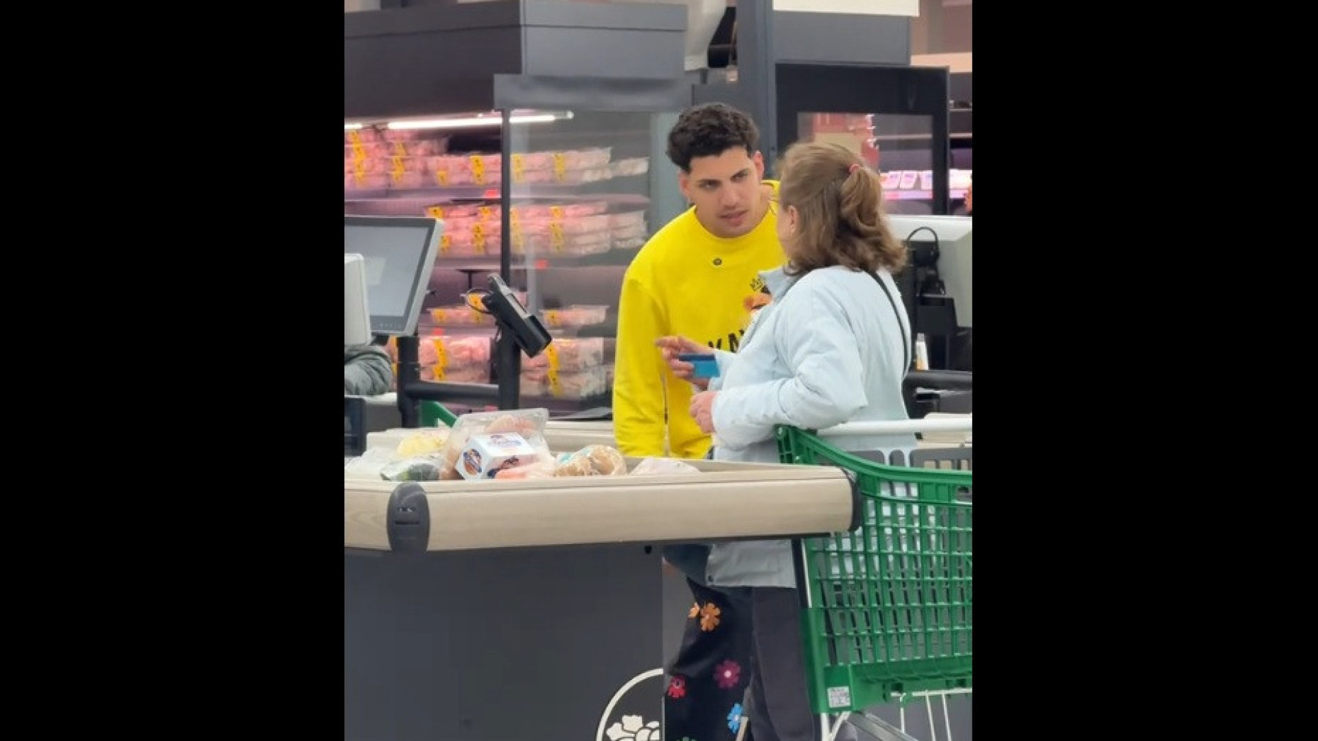 Influencer finge não ter como pagar conta. Cliente paga e torna-se viral