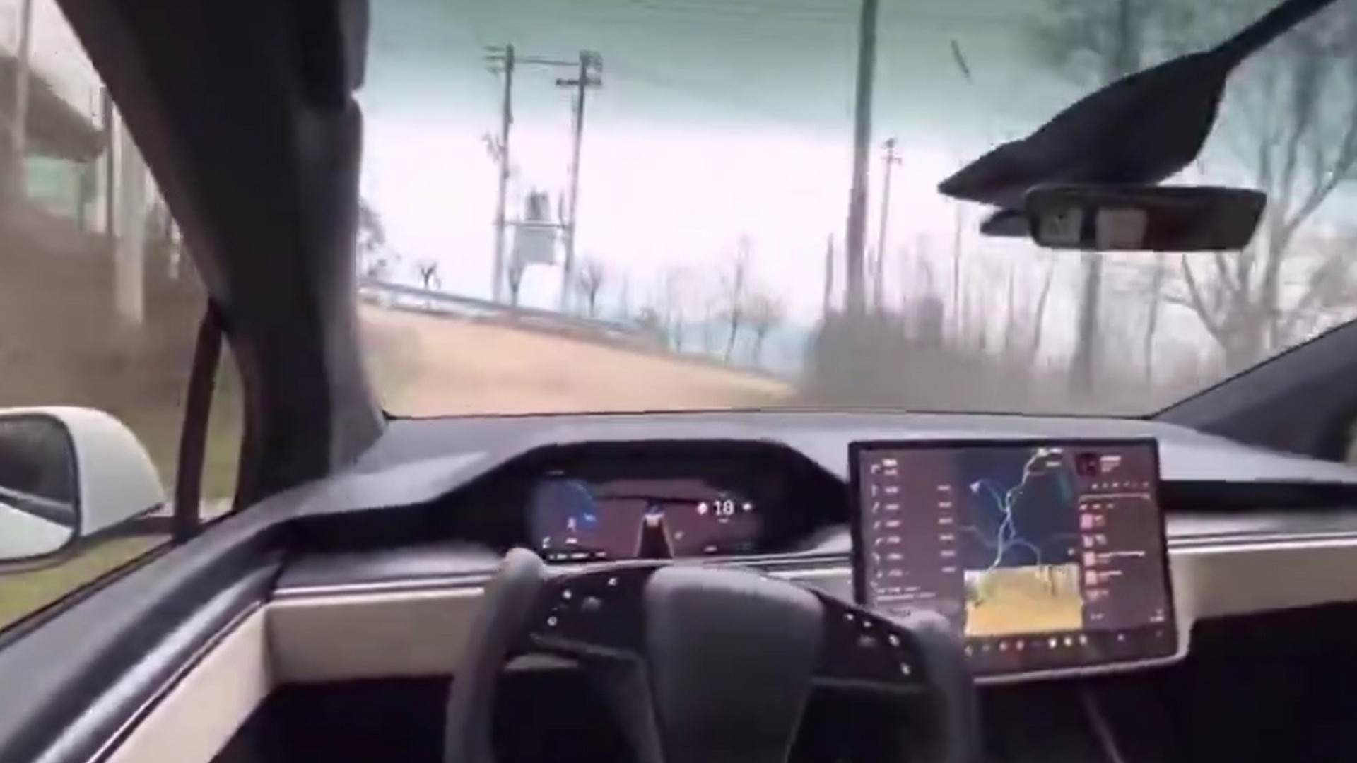 Tesla mostra condução autónoma em terra batida