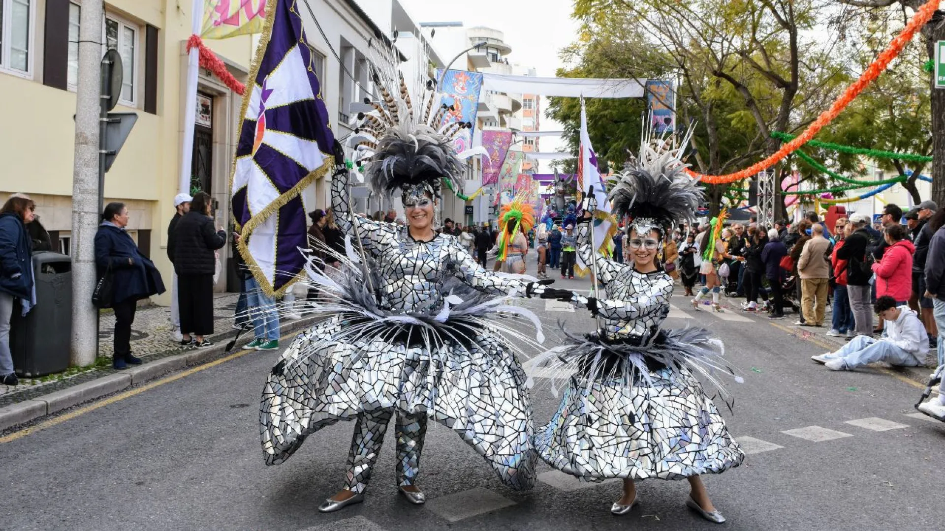 
                    Carnaval de Loulé dedicado aos super-heróis com 600 figurantes e 13 carros alegóricos
                