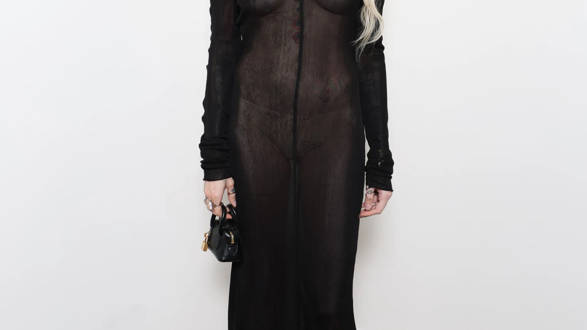 Paris Jackson dá nas vistas com look transparente em Paris