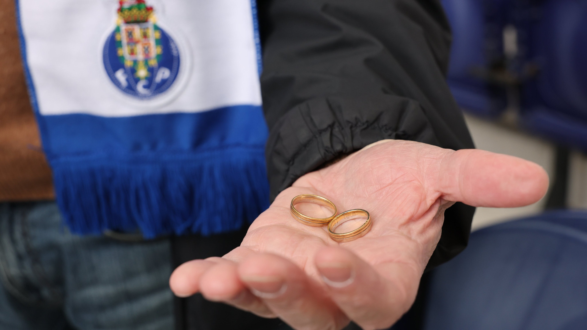 Mistério desfeito. FC Porto encontrou o dono da aliança perdida no Dragão