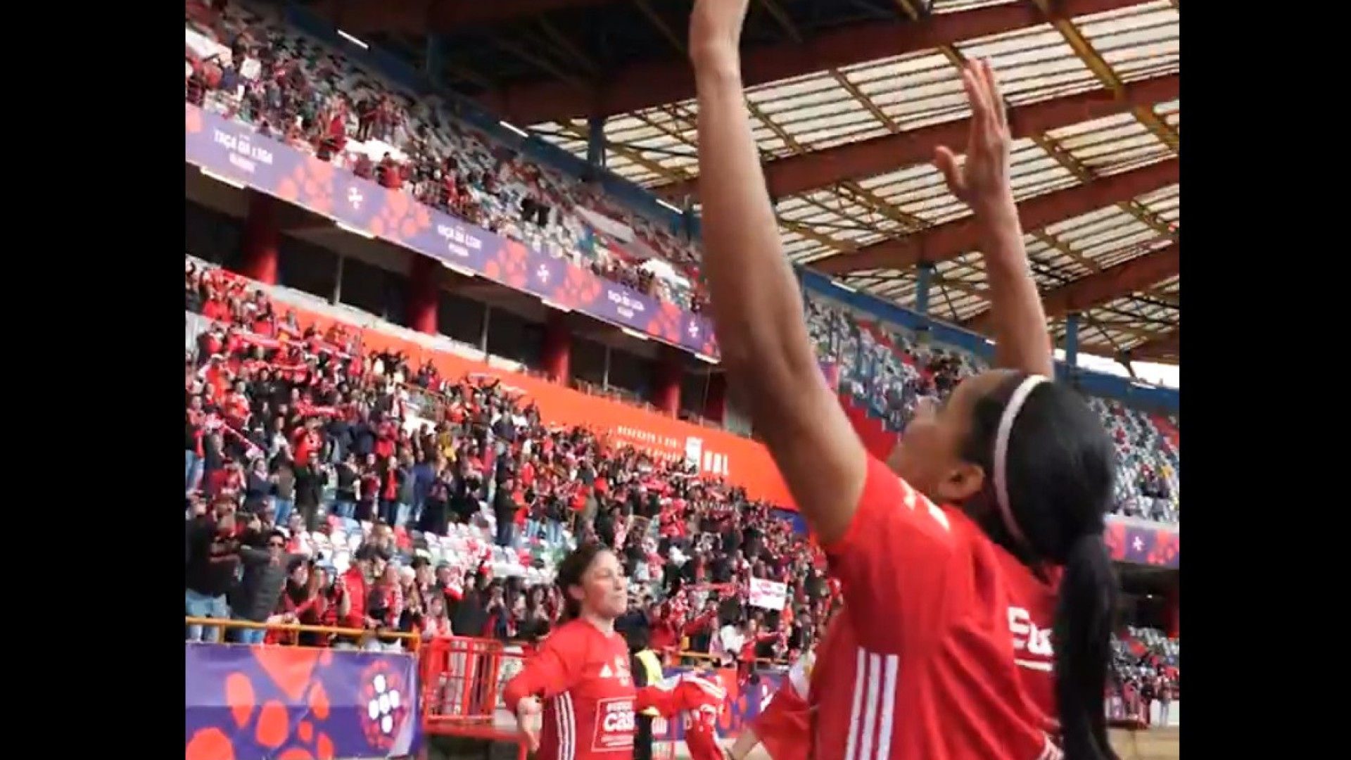 Benfica venceu mais uma Taça da Liga e festejou assim com os adeptos