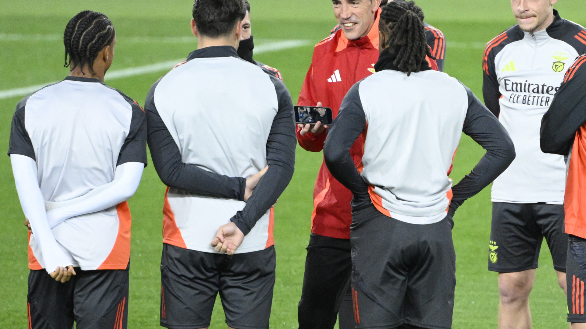 Momento de Bruno Lage no treino do Benfica em Barcelona dá que falar