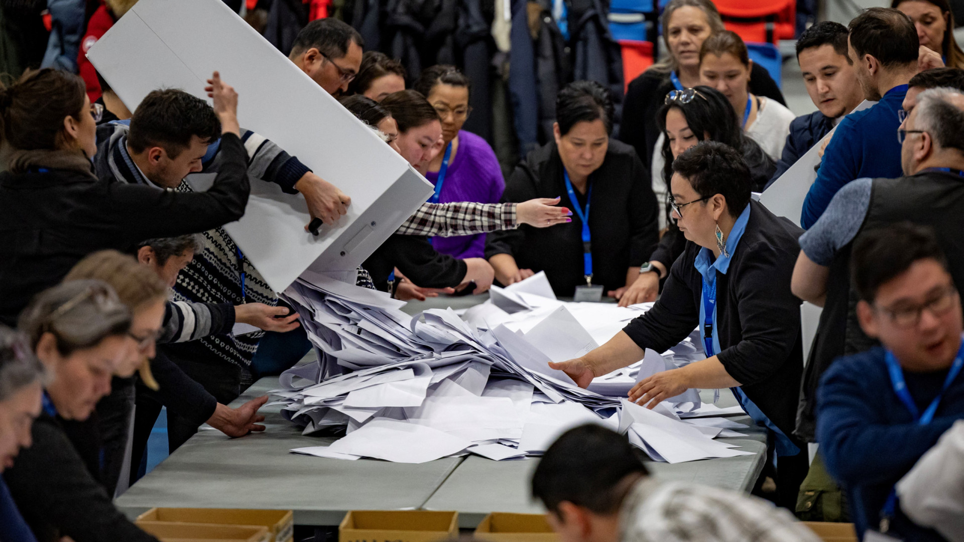 Mesas de voto na Gronelândia encerram 1h depois pela elevada participação