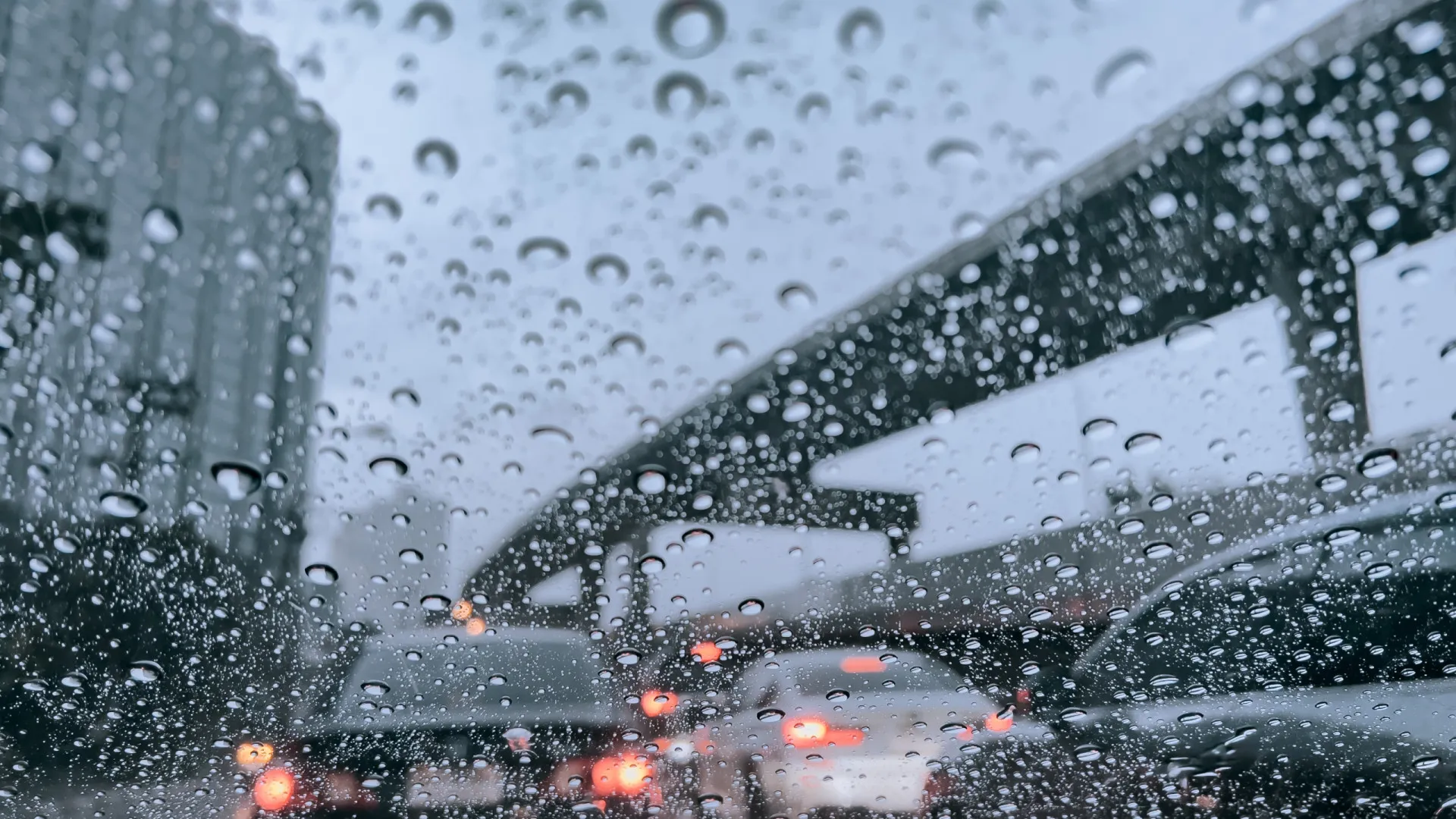 
                    Aluimento de terras obriga a cortar EN 222 em Gaia
                