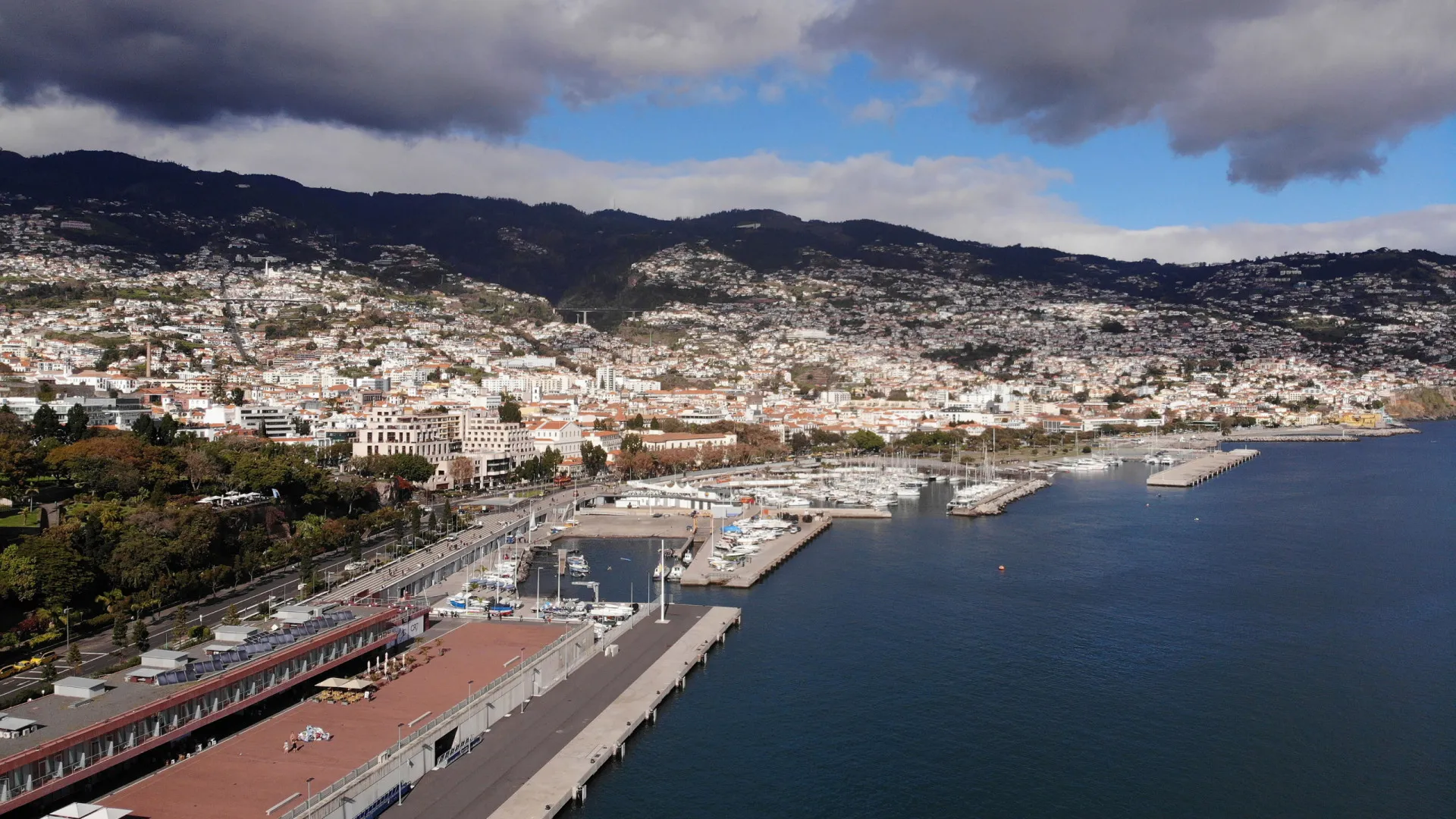
                    Capitania do Funchal prolonga aviso de agitação marítima forte
                
